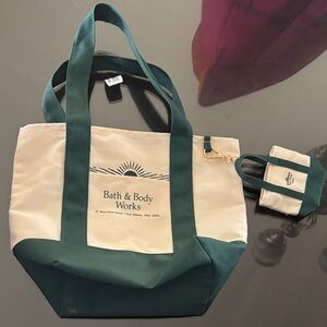 Bath & Body Works Green and Cream Tote Set with mini body sprays